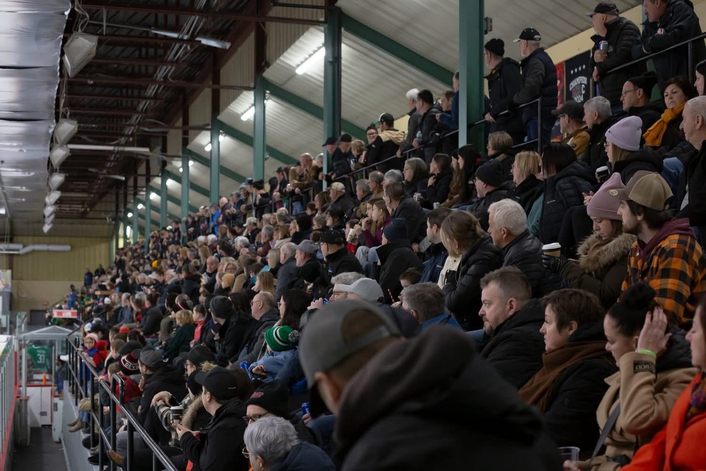 Les gradins pleins de l'aréna Nicol Auto