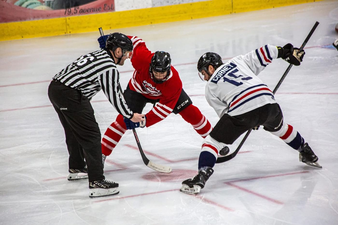 Mise au jeu au centre de la glace