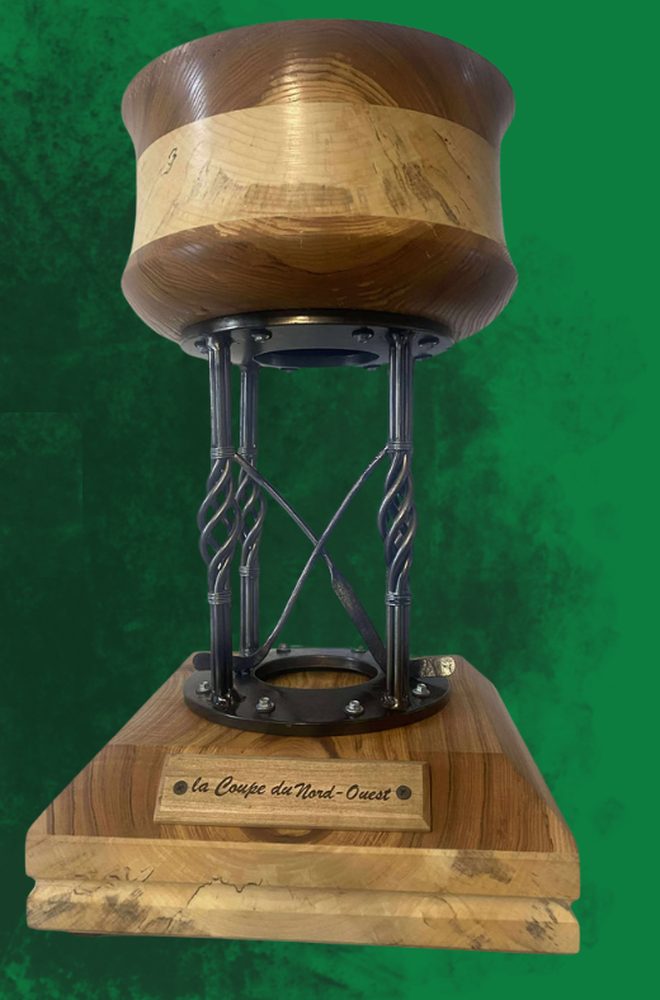 Le trophée de la Coupe du Nord-Ouest, en bois et en métal